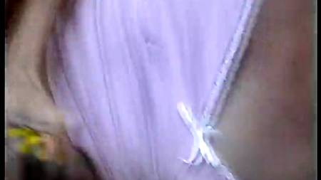 Жена и муж наслаждаются домашним сексом