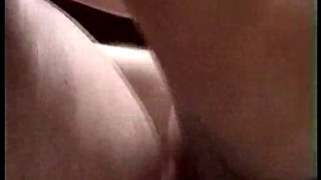 Жена и муж наслаждаются домашним сексом