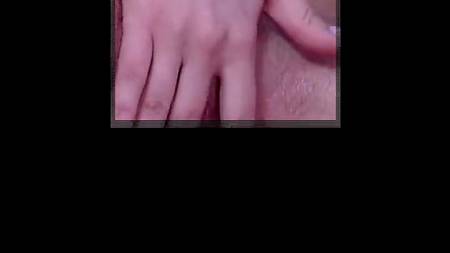 Блондинка и брюнетка забавляются фистингом