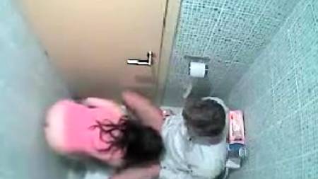 В туалете тесно, но секс все равно жаркий