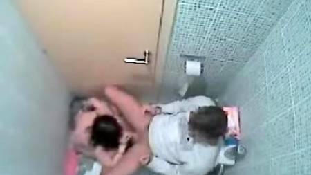 В туалете тесно, но секс все равно жаркий