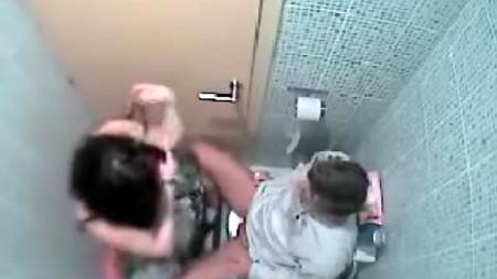 В туалете тесно, но секс все равно жаркий