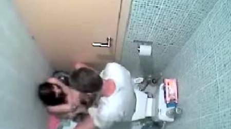 В туалете тесно, но секс все равно жаркий