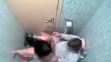 В туалете тесно, но секс все равно жаркий