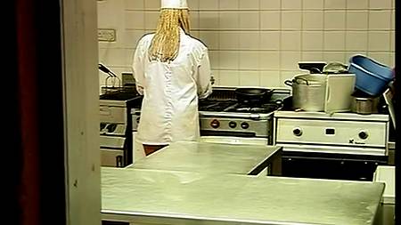 Жаркая повариха зажигает с чернокожим официантом