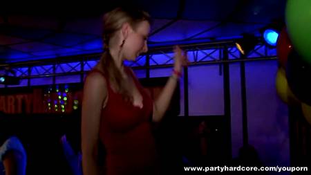 Вечеринка быстро переросла в оргию