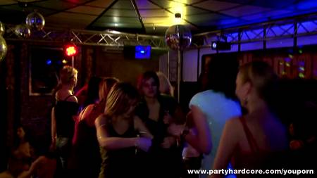 Вечеринка быстро переросла в оргию