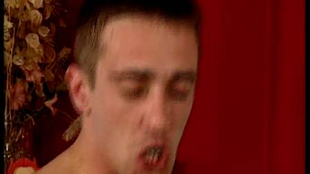 В ресторане клиента обслужили две шлюшки