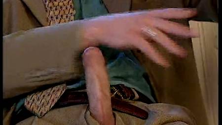 В ресторане клиента обслужили две шлюшки