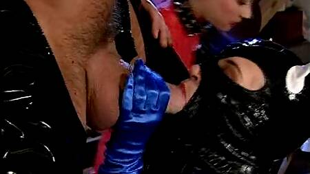 Поклонники БДСМ в латексе занимаются сексом втроем