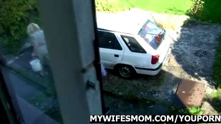 Деваха застала маму с собственным мужем