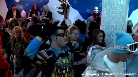 Развратная оргия в клубе сноубордистов