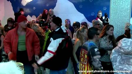 Развратная оргия в клубе сноубордистов