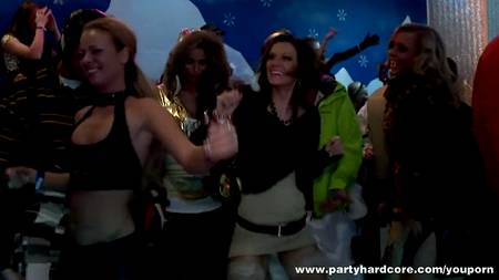 Развратная оргия в клубе сноубордистов