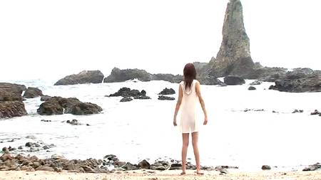 Японка мастурбирует на берегу моря