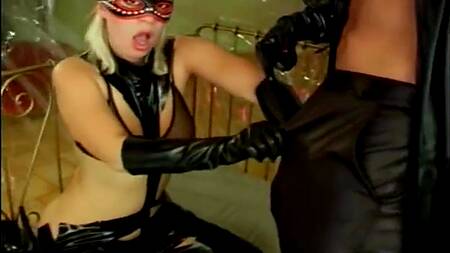 Властная госпожа доминирует над девушками и мужчинами