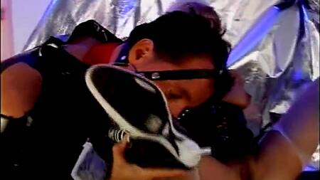 Властная госпожа доминирует над девушками и мужчинами