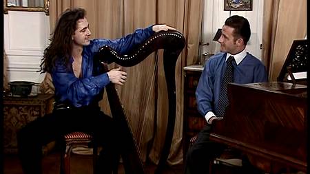 Трахает скрипачку в киску и в попку