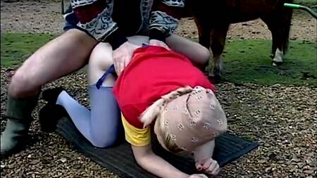 Приехала к бабушке в деревню и отдалась в очко фермеру