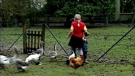 Приехала к бабушке в деревню и отдалась в очко фермеру