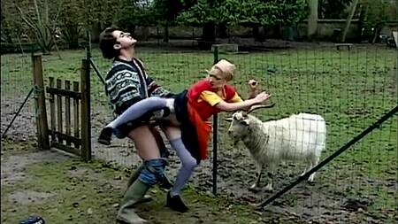 Приехала к бабушке в деревню и отдалась в очко фермеру