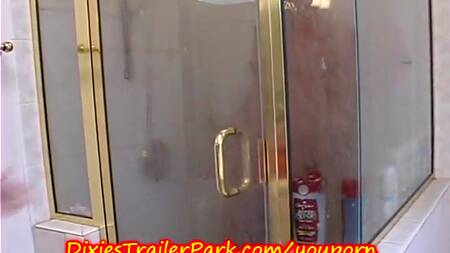 Отец усердно моет красивую дочку и заодно её трахает