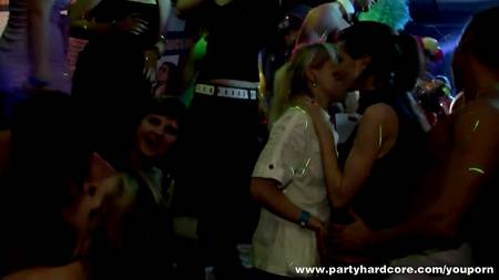 Толпа красивых мужчин со всех сторон долбит сексапильную брюнетку