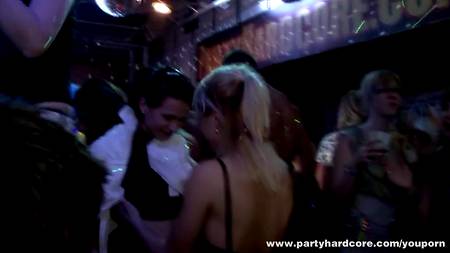 Толпа красивых мужчин со всех сторон долбит сексапильную брюнетку