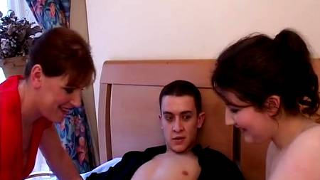 Вместо гулянки девки получили знатную групповуху