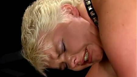 Мужики анально доминируют над двумя женщинами в латексе