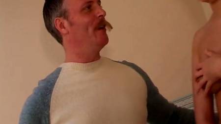 Зрелые супруги помылись и потрахались в ванной