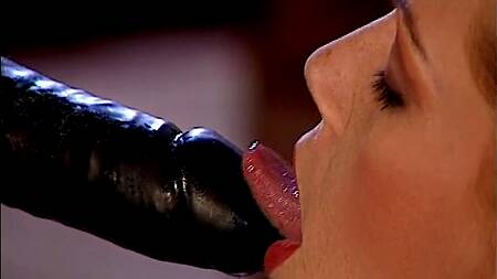 Властная девка в латексе садится на страпон