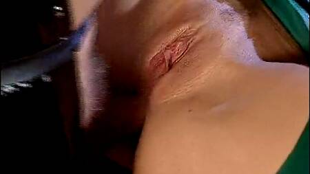 Властная девка в латексе садится на страпон