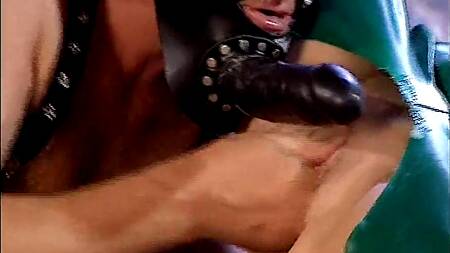 Властная девка в латексе садится на страпон