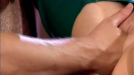 Властная девка в латексе садится на страпон