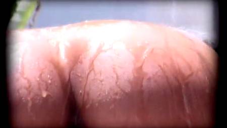 Классная брюнетка дает сразу двоим