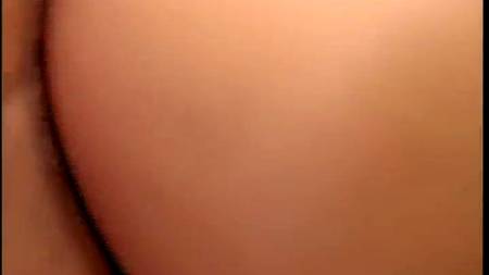 Классная брюнетка дает сразу двоим