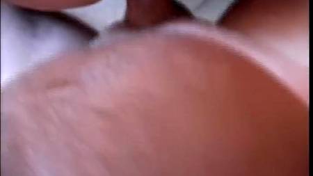 Молодая телка готова отдаться в анус