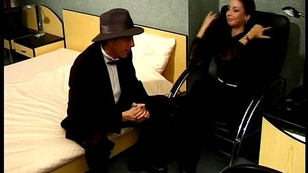 Любовная пара начала заниматься жестким сексом в ванной комнате