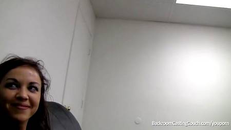 Сперма течет по половым губам