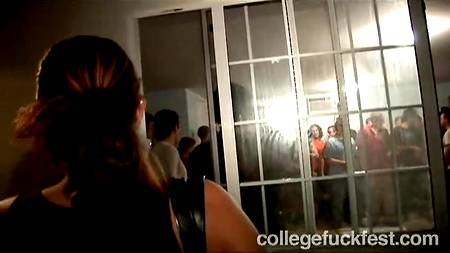 Бурный трах в холле общаги