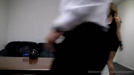 Игривая шлюшка долбится с режиссером на кастинге