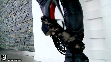 Красивое анальное порно со стройной девушкой на высоких каблуках