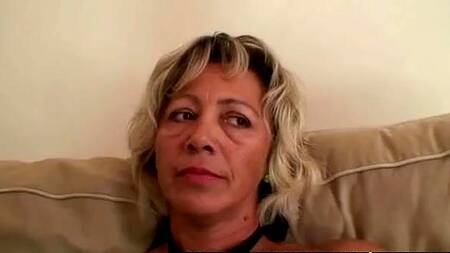 Пока жена не видит, парень трахает белокурую тещу