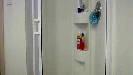 нимфа сладко мастурбирует в душевой кабине