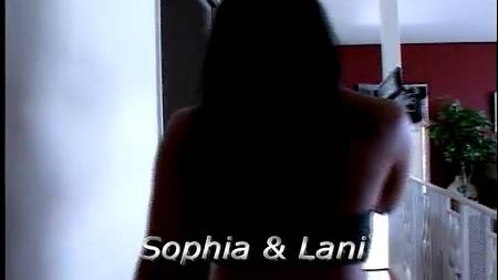 Девка снимает групповуху