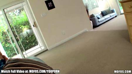 Парень трахает свою жену между сиськами