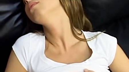 Симпотяжка увидела пенис друга и стала раскрепощенной девочкой