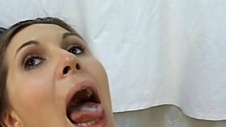 Симпотяжка увидела пенис друга и стала раскрепощенной девочкой