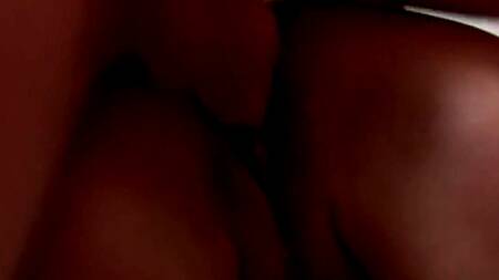 Рыжая милфа начала встречаться с молодым и жарко ебется с ним